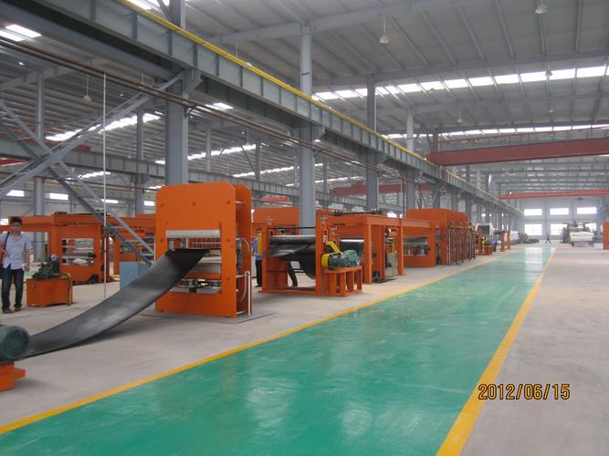 輸送帶生產(chǎn)設(shè)備用于紡織輸送帶生產(chǎn)的橡膠輸送帶制造機解決方案